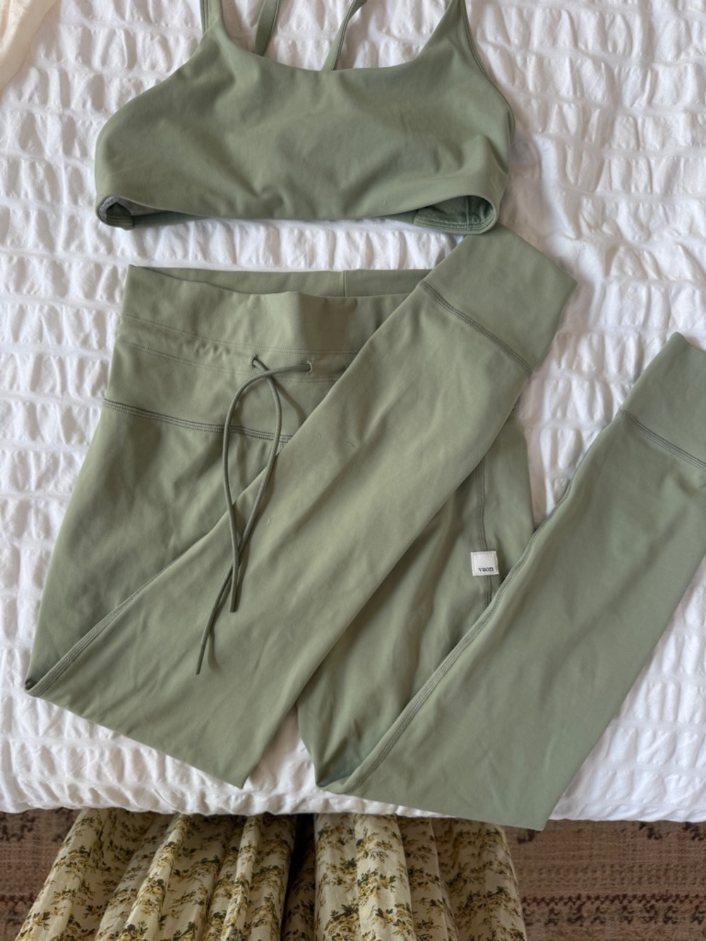 Vuori Activewear Set - Sports Bra & Leggings - Picture 2 of 5